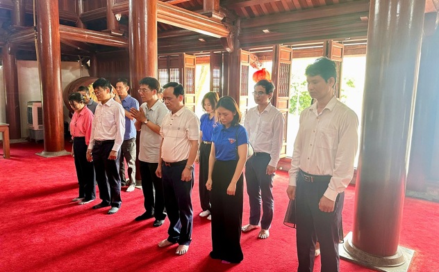 Văn phòng Kiểm toán nhà nước dâng hương tại Nghĩa trang Liệt sĩ quốc tế Việt - Lào 