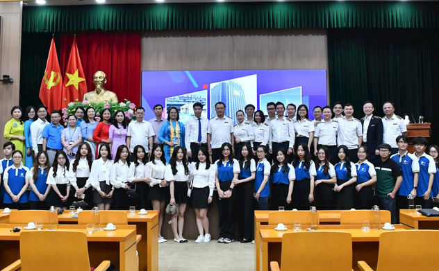 Các thầy, cô và sinh viên của Học viện Tài chính chụp ảnh lưu niệm với lãnh đạo và đoàn viên KTNN