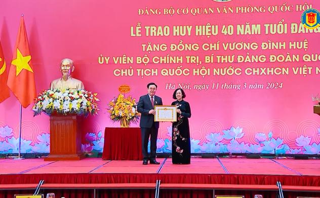 Chủ tịch Quốc hội Vương Đình Huệ nhận Huy hiệu 40 năm tuổi Đảng