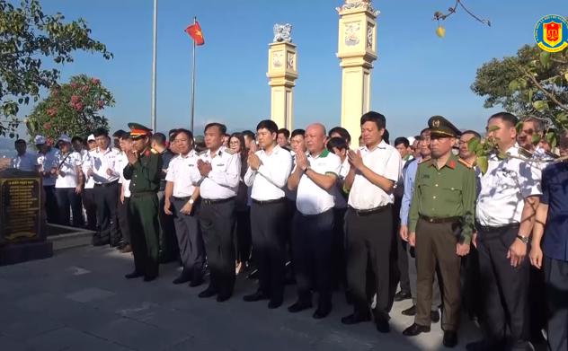 Đoàn Công tác Kiểm toán nhà nước dâng hương tại Đài tưởng niệm các Anh hùng liệt sĩ