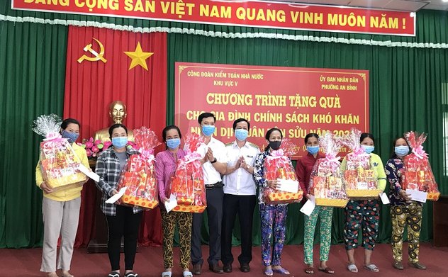Công đoàn KTNN khu vực V trao quà Tết cho người nghèo phường An Bình, Cần Thơ và huyện Châu Thành, Hậu Giang