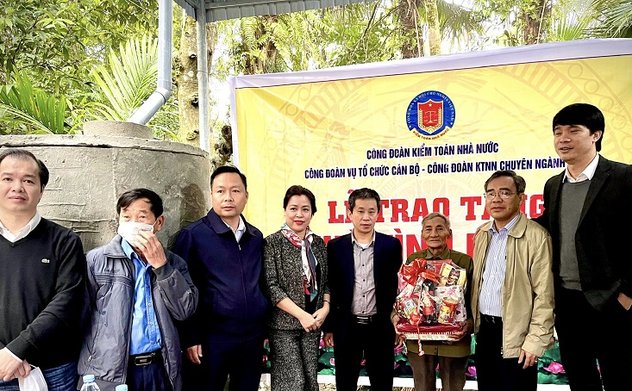 Vụ Tổ chức cán bộ KTNN và KTNN chuyên ngành VII trao nhà tình nghĩa tại Nghệ An và Hà Tĩnh