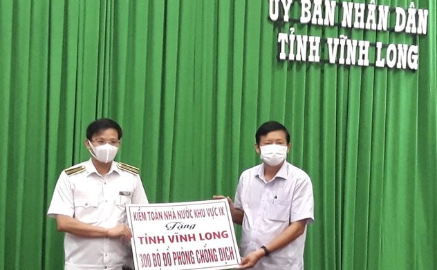 KTNN khu vực IX trao tặng trang phục bảo hộ phòng chống dịch Covid-19 cho 3 tỉnh Tiền Giang, Vĩnh Long và Đồng Tháp
