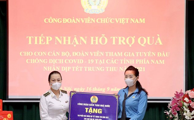 Công đoàn Kiểm toán nhà nước trao 150 phần quà cho con cán bộ, đoàn viên tuyến đầu chống dịch tại các tỉnh phía Nam nhân dịp Tết Trung thu năm 2021