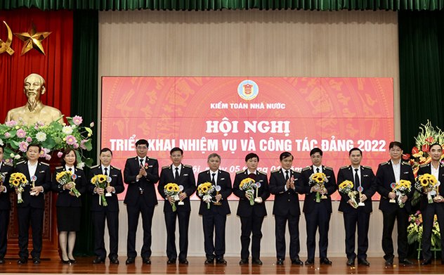 Tổng Kiểm toán nhà nước tặng Cúp và Bằng khen cho 11 Cuộc kiểm toán đạt chất lượng vàng năm 2021