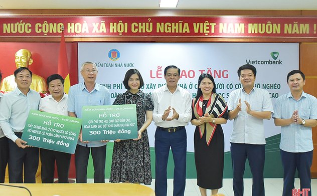 Kiểm toán nhà nước và Ngân hàng Thương mại cổ phần Ngoại thương Việt Nam hỗ trợ kinh phí cho “Quỹ hỗ trợ học sinh đạt điểm cao, hoàn cảnh đặc biệt khó khăn vào đại học” và “Quỹ xây dựng nhà ở cho người có công, hộ nghèo có hoàn cảnh khó khăn” tỉnh Hà Tĩnh