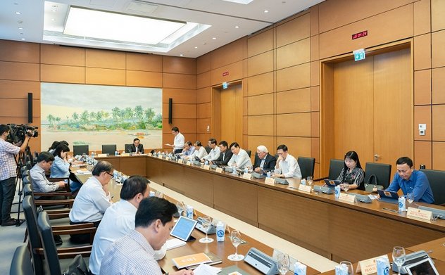 Đại biểu Quốc hội thảo luận tại Tổ về dự án Luật Giao dịch điện tử (sửa đổi)