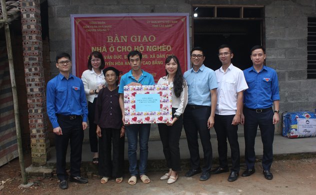 Kiểm toán nhà nước chuyên ngành V tặng nhà cho hộ nghèo xã Dân Chủ, huyện Hòa An, tỉnh Cao Bằng