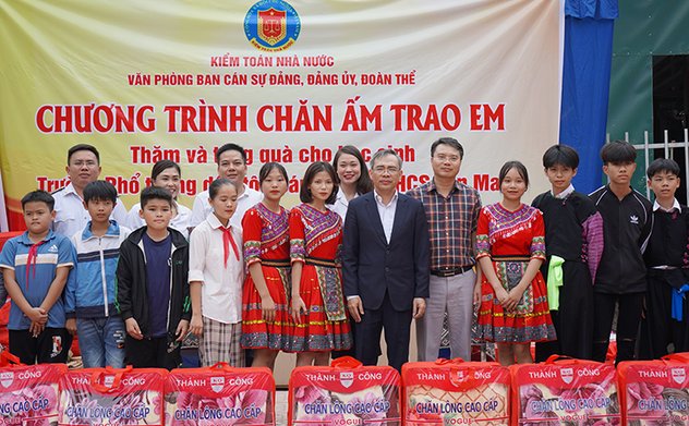 Văn phòng Ban cán sự Đảng, Đảng ủy, Đoàn thể Kiểm toán nhà nước tổ chức chương trình "Chăn ấm trao em" tại Mộc Châu, Hòa Bình