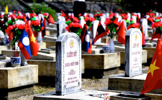 Kiểm toán nhà nước chuyên ngành Ia dâng hương tại Nghĩa trang liệt sĩ Việt Lào