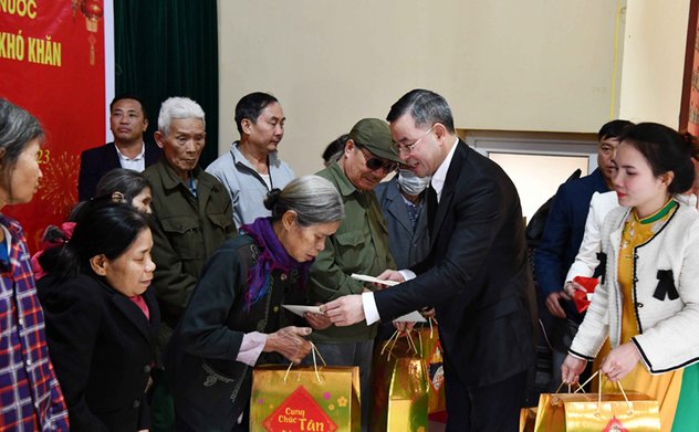 Ủy viên Ban chấp hành Trung ương Đảng, Tổng Kiểm toán nhà nước Ngô Văn Tuấn thăm, tặng quà hộ nghèo, công nhân lao động tại Trung Hòa, Yên Mỹ, Hưng Yên