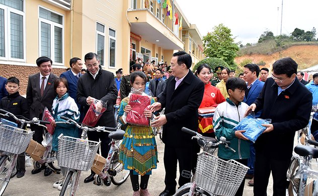 Ủy viên Ban chấp hành Trung ương Đảng, Tổng Kiểm toán nhà nước Ngô Văn Tuấn tham gia đoàn công tác của Quốc hội thăm và chúc Tết tại tỉnh Lào Cai