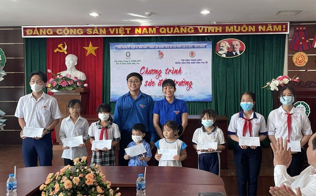 Chi đoàn KTNN khu vực IX trao tặng học bổng “Tiếp sức đến trường” cho các em học sinh có cha mẹ thuộc Trung tâm Hội người mù tỉnh Bến Tre