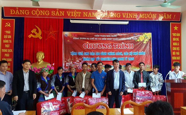 Vụ Chế độ và KSCLKT trao tặng 100 phần quà tại Lào Cai