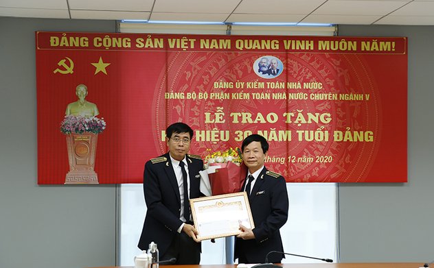 Trao tặng Huy hiệu 30 năm tuổi đảng cho đảng viên thuộc Đảng bộ KTNN chuyên ngành V
