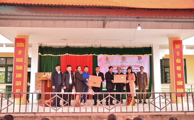 Kiểm toán nhà nước chuyên ngành II tặng máy tính cho học sinh tiểu học tại huyện Thọ Xuân, tỉnh Thanh Hóa