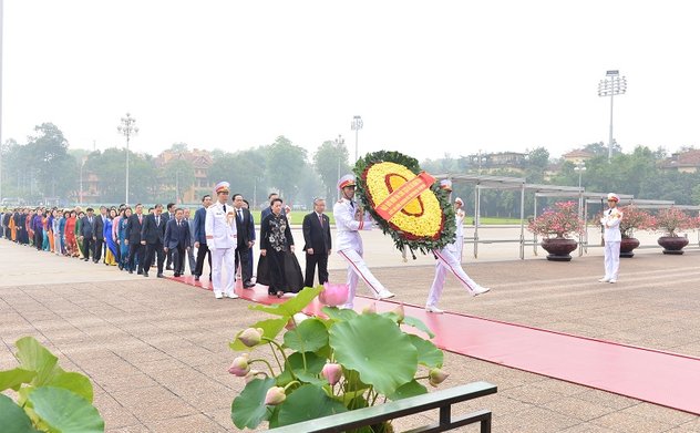 Lãnh đạo Đảng, Nhà nước và các đại biểu Quốc hội vào Lăng viếng Chủ tịch Hồ Chí Minh