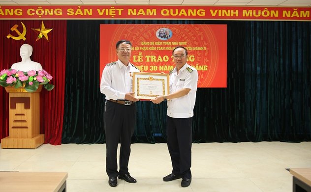 Đảng viên Đảng bộ bộ phận KTNN chuyên ngành V nhận Huy hiệu 30 năm tuổi đảng