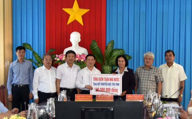 Kiểm toán nhà nước trao 100 triệu đồng cho Quỹ khuyến học và 40 máy tính xách tay cho học sinh  tỉnh Trà Vinh