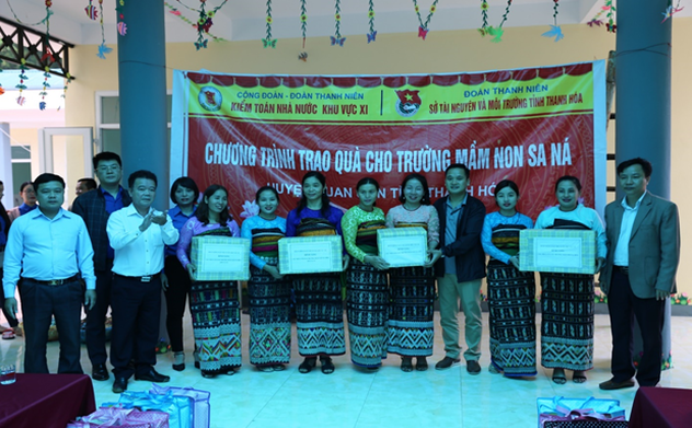 Công đoàn và Đoàn Thanh niên KTNN khu vực XI trao quà cho Trường Mầm non Sa Há, xã Na Mèo, huyện Quan Sơn, tỉnh Thanh Hóa