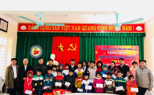 Công đoàn Kiểm toán nhà nước thăm, tặng quà các đối tượng chính sách, xã hội tại huyện Hà Trung, Đông Sơn, tỉnh Thanh Hóa