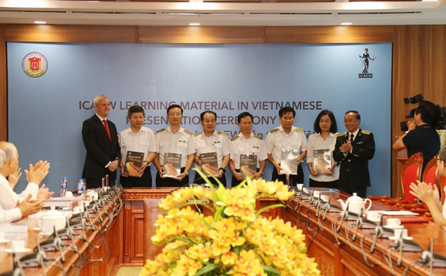 KTNN phối hợp ICAEW trao tặng tài liệu Chương trình Chartered Accountant