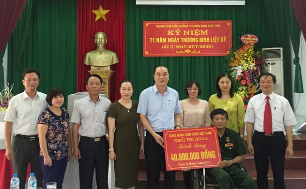 Khối thi đua II Công đoàn viên chức Việt Nam thăm và tặng quà tại Trung tâm điều dưỡng thương binh Duy Tiên - Hà Nam