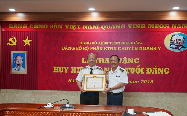 Trao Huy hiệu 30 năm tuổi Đảng cho Đảng viên thuộc Đảng bộ bộ phận Kiểm toán nhà nước chuyên ngành V