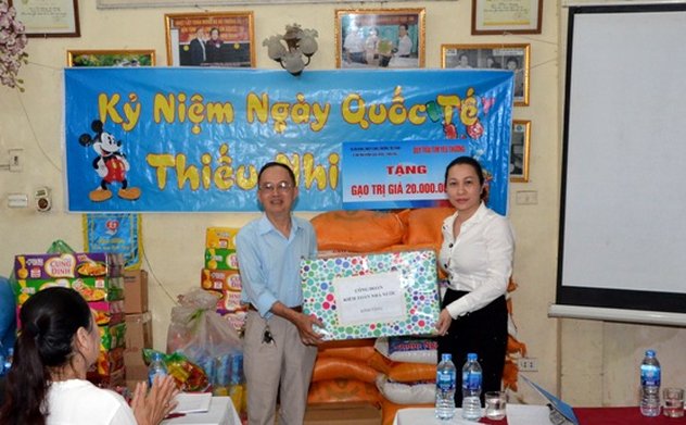 Công đoàn KTNN tặng quà tại Trung tâm Dạy nghề nhân đạo tạo việc làm cho trẻ em tàn tật Việt Nam nhân Tết Thiếu nhi