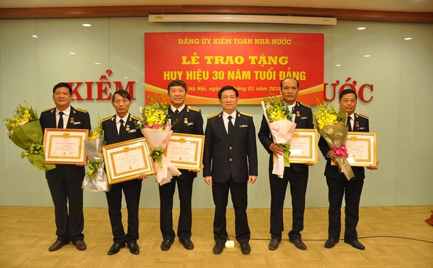 Đảng ủy Kiểm toán nhà nước tổ chức Lễ trao tặng Huy hiệu 30 năm tuổi Đảng cho 05 đảng viên