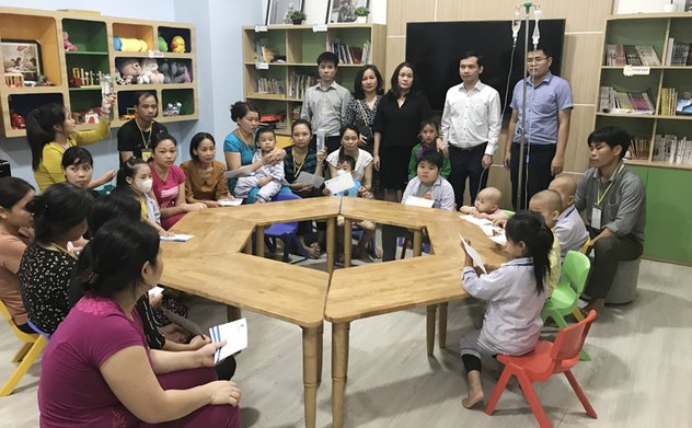 Ban Quản lý dự án Đầu tư xây dựng chuyên ngành KTNN tặng quà 20 bệnh nhi đang điều trị tại Viện Huyết học Trung ương.