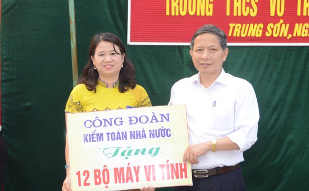 Công đoàn KTNN tặng quà tại xã Trung Lương, huyện Đô Lương, Nghệ An