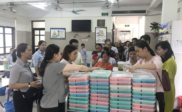 Vụ Chế độ và KSCLKT chung tay hỗ trợ bệnh nhân nghèo tại Viện Huyết học và truyền máu Trung ương