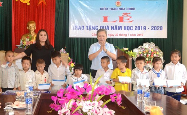 Công đoàn Kiểm toán nhà nước tặng 30 bộ máy vi tính cho hai trường học tại Nghệ An