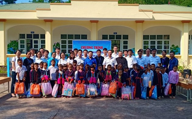Kiểm toán nhà nước khu vực VI thăm, tặng quà cho học sinh điểm trường Ngàn Phe và Chè Phạ, huyện Bình Liêu, tỉnh Quảng Ninh
