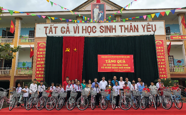 Công đoàn Vụ Tổ chức cán bộ trao tặng xe đạp cho học sinh nghèo hiếu học tại huyện Anh Sơn, Nghệ An