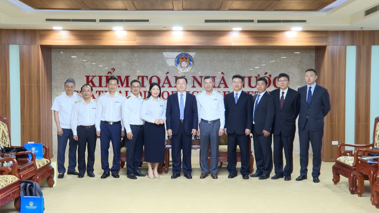 Tổng Kiểm toán nhà nước Ngô Văn Tuấn chụp ảnh lưu niệm cùng các đại biểu