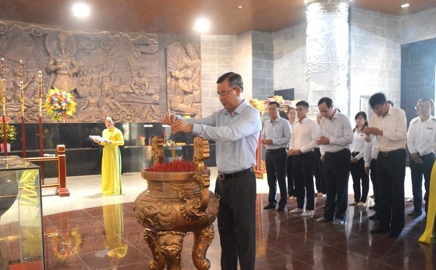 Đoàn công tác của Kiểm toán nhà nước dâng hương tại Đền thờ Vua Hùng