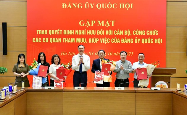 Trao Quyết định nghỉ hưu đối với cán bộ, công chức các cơ quan tham mưu, giúp việc của Đảng ủy Quốc hội