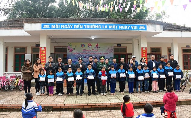 Chi đoàn Kiểm toán nhà nước khu vực I tổ chức chương trình "Áo ấm cho em".