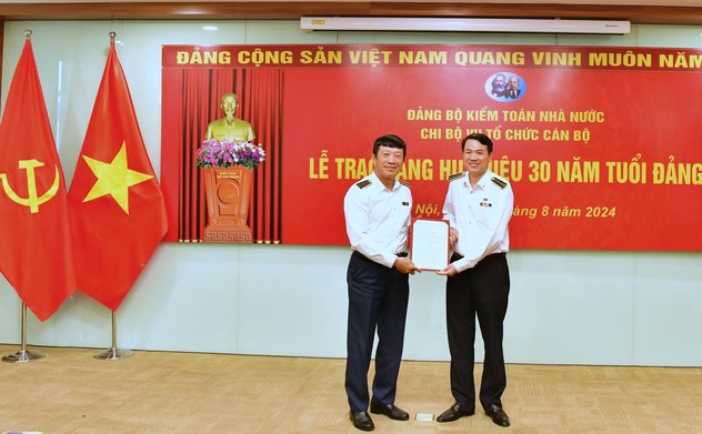 Chi bộ Vụ Tổ chức cán bộ tổ chức Lễ trao tặng Huy hiệu 30 năm tuổi Đảng cho đảng viên