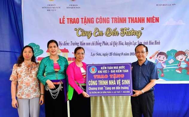 Trao tặng công trình “Nhà vệ sinh cho em” tại Trường mầm non chi Đống Phản, tỉnh Hòa Bình