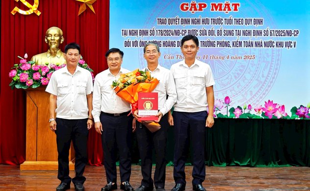 Kiểm toán nhà nước khu vực V trao quyết định nghỉ hưu trước tuổi cho công chức