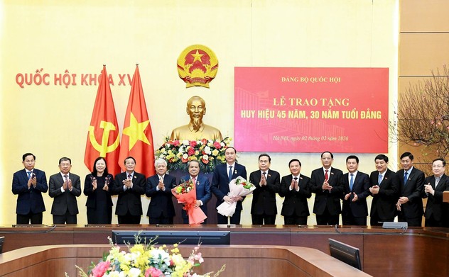 Lễ trao tặng Huy hiệu Đảng cho đảng viên của Đảng bộ Quốc hội