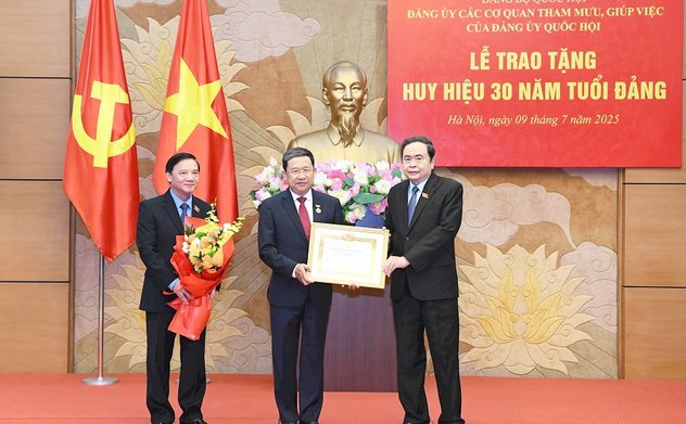 Lễ trao tặng Huy hiệu 30 năm tuổi Đảng cho Phó Bí thư Đảng ủy Quốc hội Vũ Hải Hà