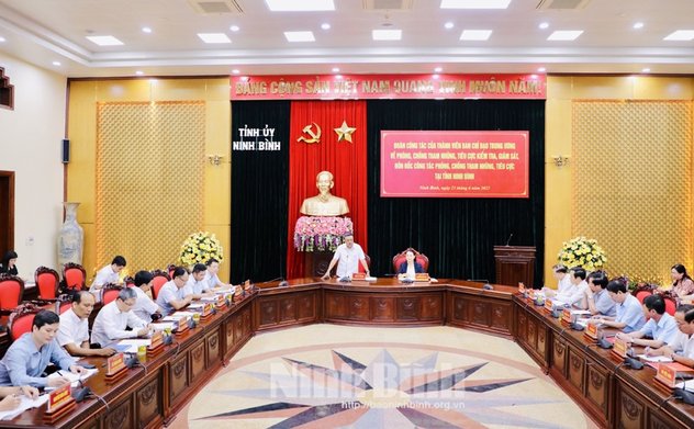 Ủy viên BCH Trung ương Đảng, Tổng Kiểm toán nhà nước Trần Sỹ Thanh và Đoàn công tác của Ban chỉ đạo Trung ương về phòng, chống tham nhũng, tiêu cực làm việc tại Ninh Bình