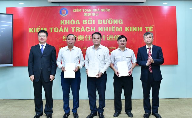 Trao chứng chỉ cho 40 kiểm toán viên hoàn thành khóa đào tạo Kiểm toán trách nhiệm kinh tế