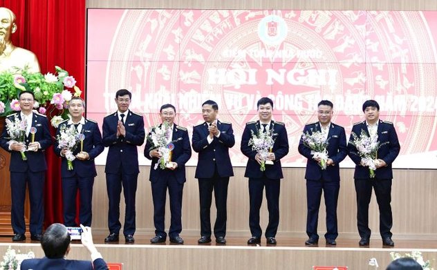 Tổng Kiểm toán nhà nước tặng Bằng khen và Cúp cho 06 cuộc kiểm toán đạt chất lượng vàng năm 2023