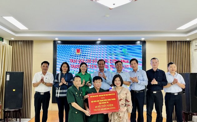 Kiểm toán nhà nước và Ngân hàng Vietcombank tặng quà cựu thanh niên xung phong có hoàn cảnh khó khăn và tu sửa nghĩa trang tại Quảng Trị