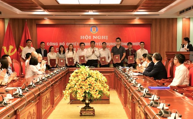 Kiểm toán nhà nước trao quyết định tuyển dụng cho 43 công chức